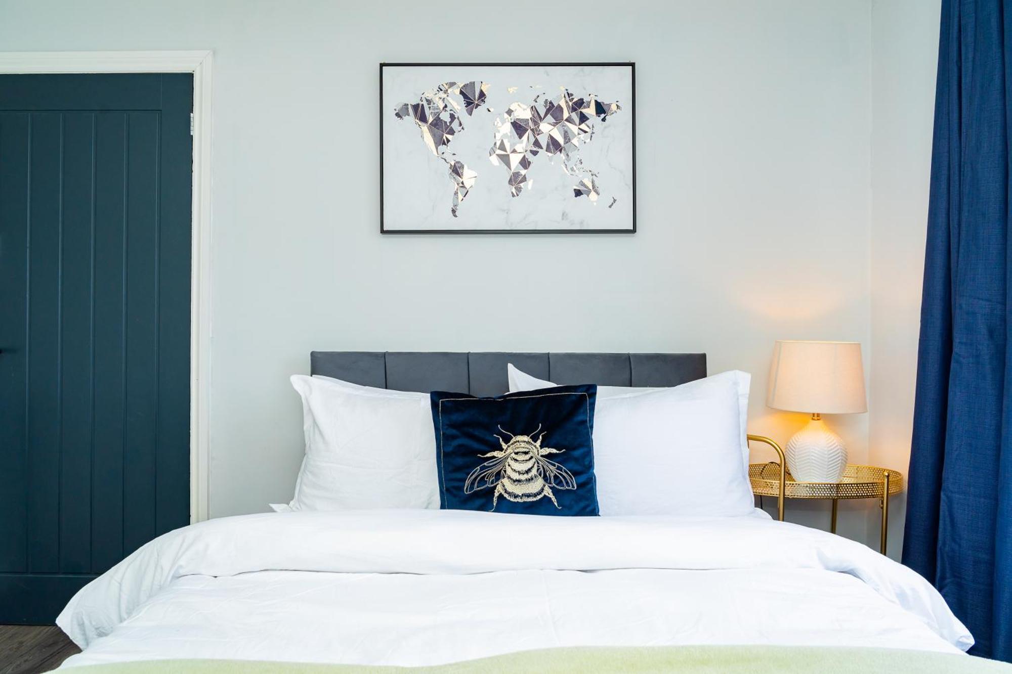 Luxury 2-bed Townhouse With Free Parking, Near Apartment