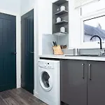 Luxury 2-Bed Townhouse With Free Parking, Near City