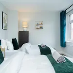 Luxury 2-Bed Townhouse With Free Parking, Near City