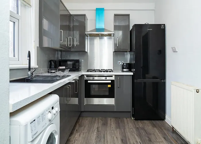 Luxury 2-Bed Townhouse With Free Parking, Near City