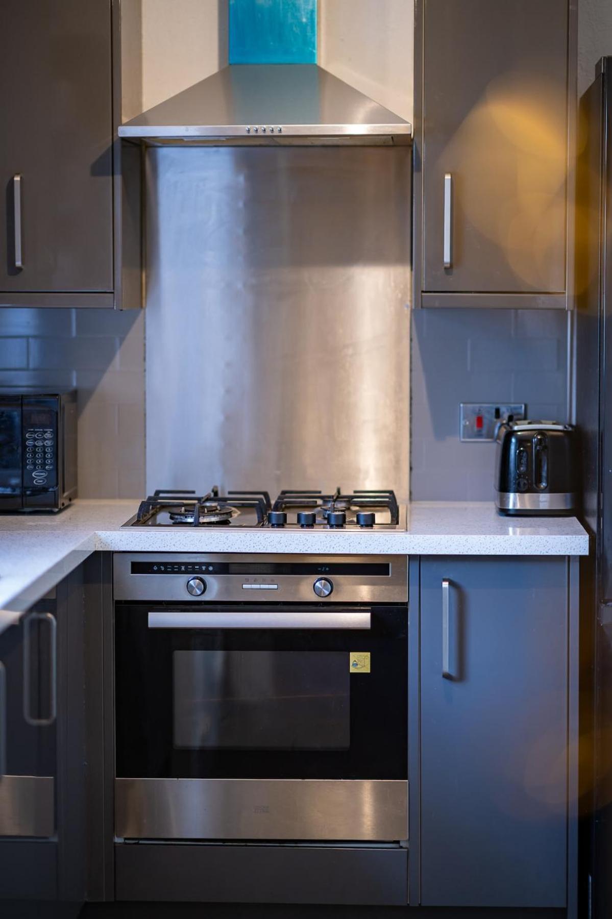 Luxury 2-bed Townhouse With Free Parking, Near * EDI