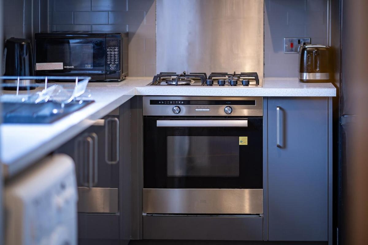 Luxury 2-bed Townhouse With Free Parking, Near Appartement