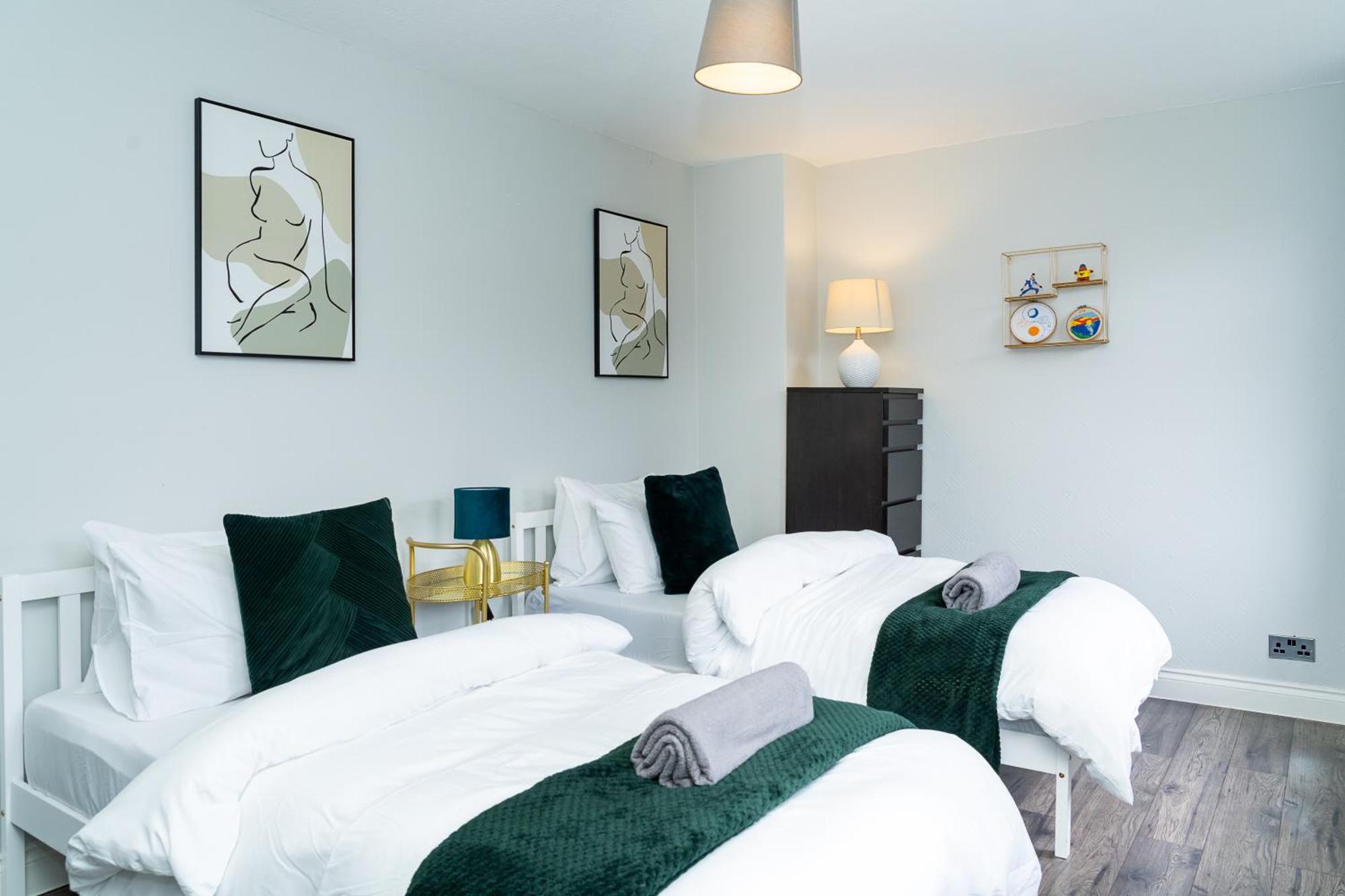 Luxury 2-bed Townhouse With Free Parking, Near EDI