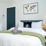 Luxury 2-Bed Townhouse With Free Parking, Near City