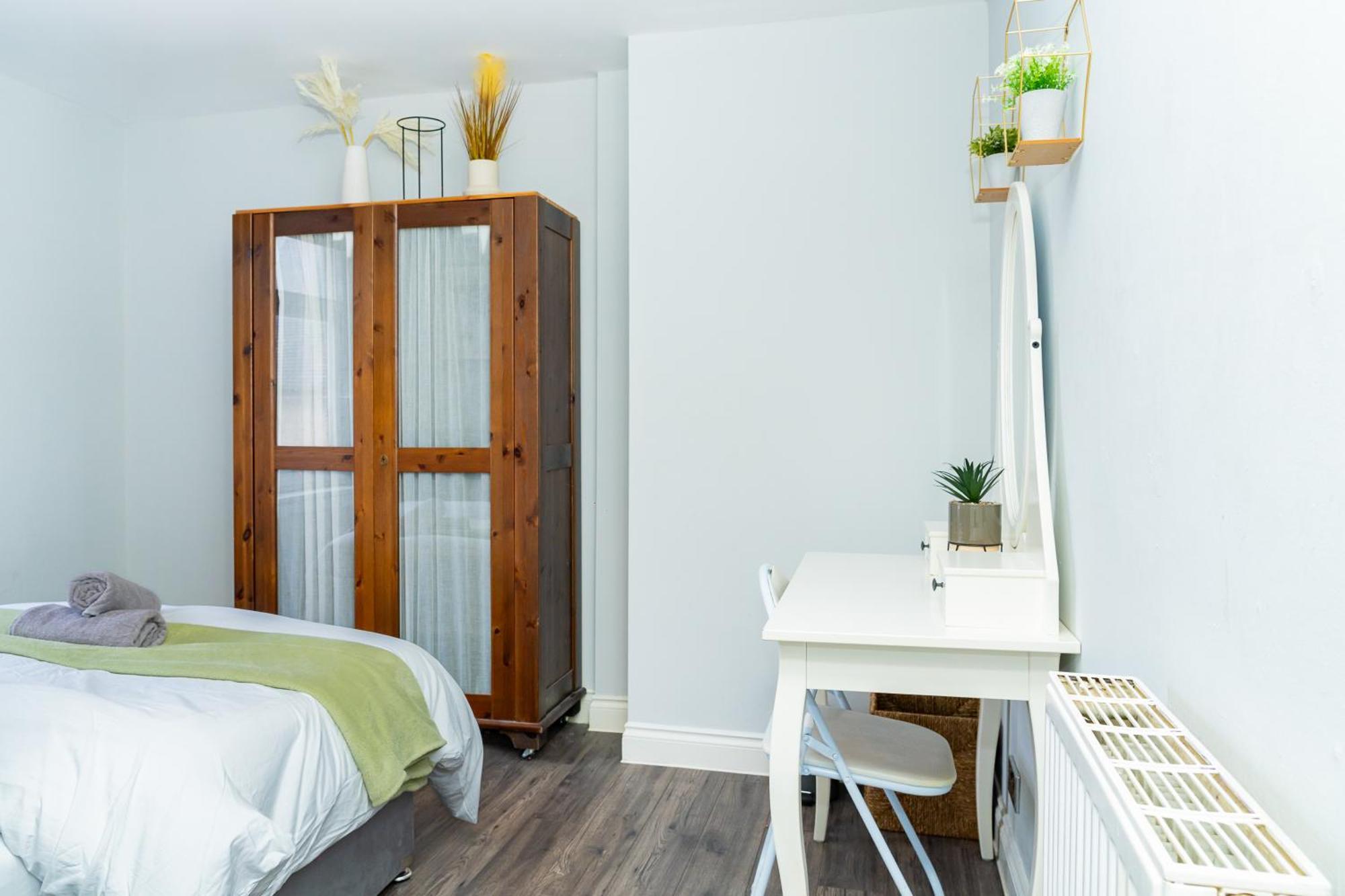 Luxury 2-bed Townhouse With Free Parking, Near Appartement *